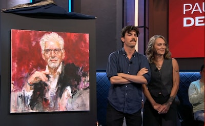 Omroepbaas Jan Slagter verrast met portret, knipoog naar veelbesproken moment
