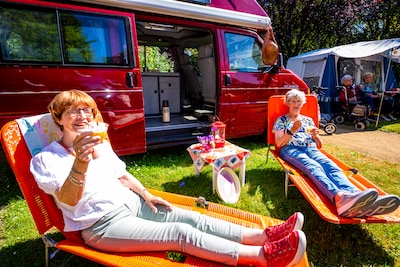 Bewoners zorgcentrum hoeven niet weg voor de camping, die staat gewoon in de tuin: ‘Beleef veel opnieuw’