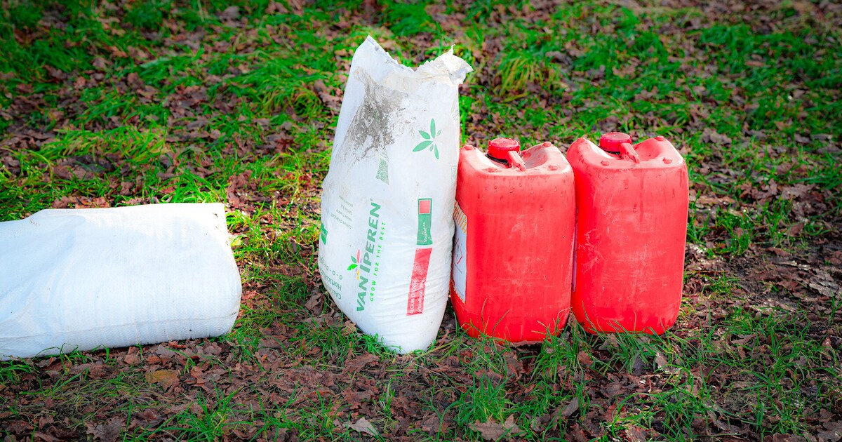 Gedumpte jerrycans en zakken gevuld met chemicaliën gevonden in berm in De Moer