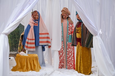 Beveiliging voor kerststal in Brussel na diefstal hoofd van kindje Jezus, flinke kritiek op ‘gezichten’ van de beelden