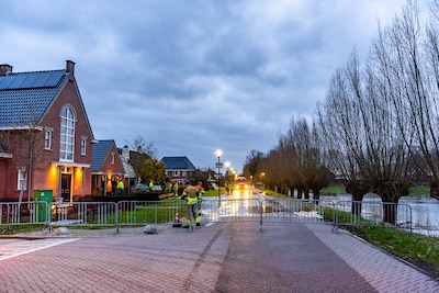 ‘Het lijkt erop dat onze oprit begint in te storten’; Martijn belt 112 na leidingbreuk