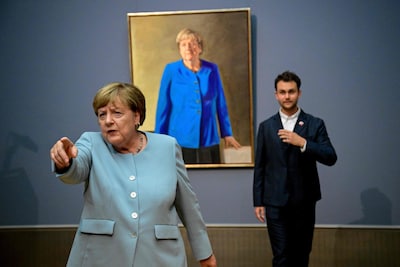 Staatsieportret ‘Mutti’ Merkel eindelijk klaar, maar er ontbreekt iets essentieels