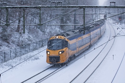 LIVE winterweer | Rijkswater­staat, ProRail en NS waarschuwen: houd maandag rekening met hinder door de sneeuw