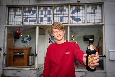 Toen Mark (18) dronk uit een uitgeholde ananas ging er iets mis, nu is hij voorzitter van de Bierweek