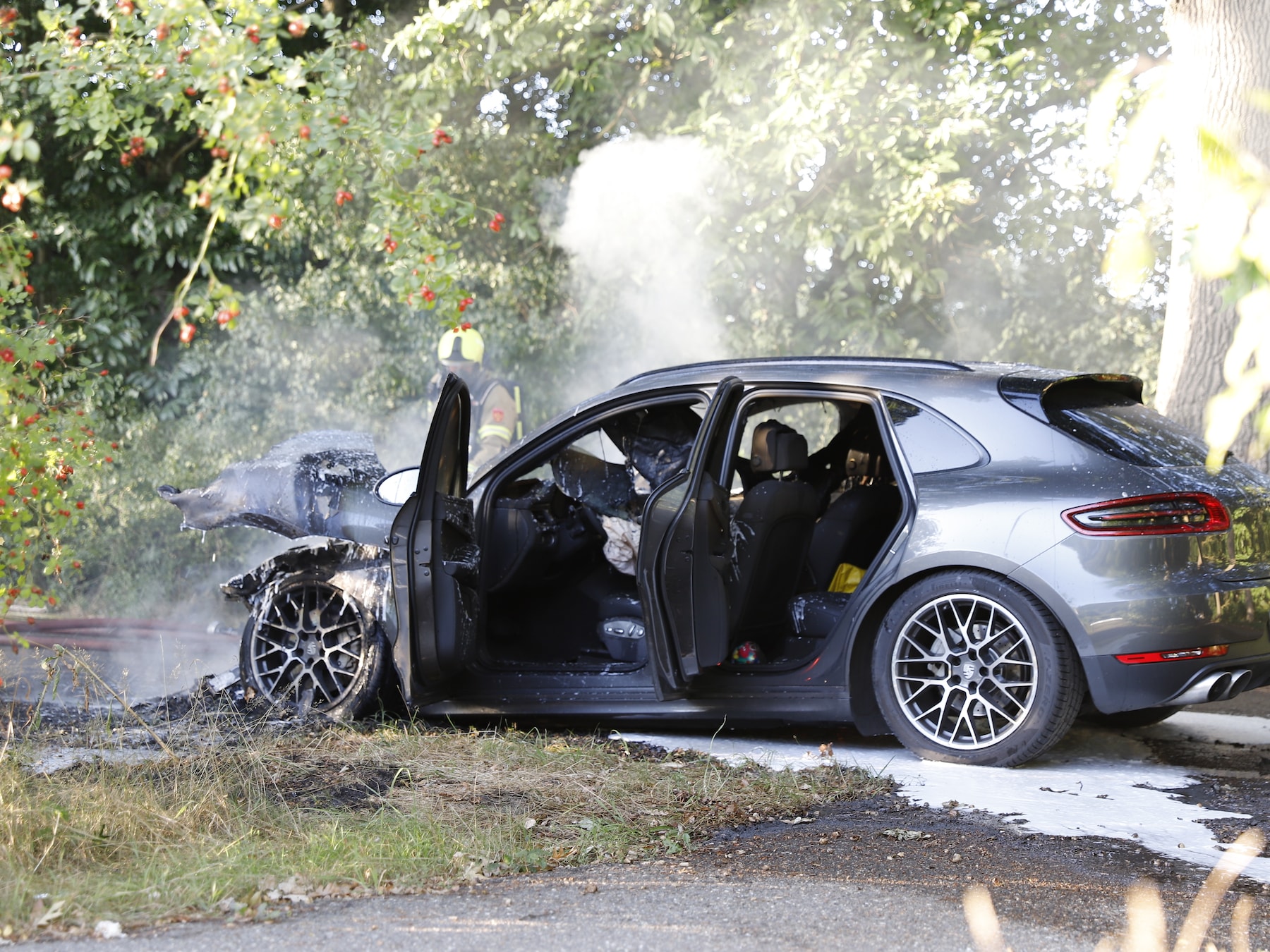 Hybride auto vliegt in brand, twee gewonden door steekvlam