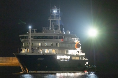 Cruiseschip Hondius aangekomen op Tenerife, medisch personeel staat klaar om passagiers te evacueren