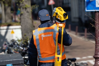 Bedrijf krijgt na 12 jaar plots geen contact meer met werknemer: na belletjes en appjes gaat baas thuis langs
