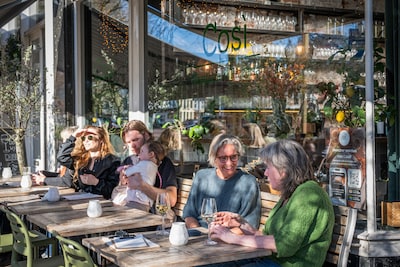 De tomaten hebben weinig smaak, maar de bediening is uitstekend in dit restaurant: ook de rekening i