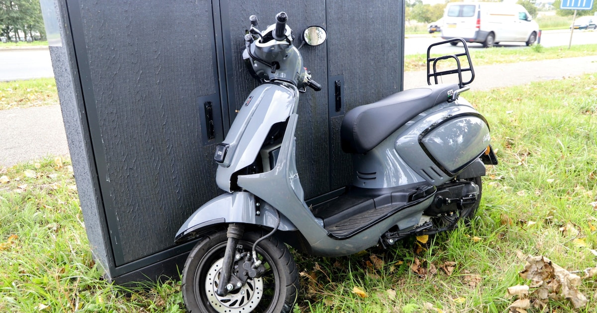 Botsing tussen fatbike en scooter, vrouw raakt gewond.