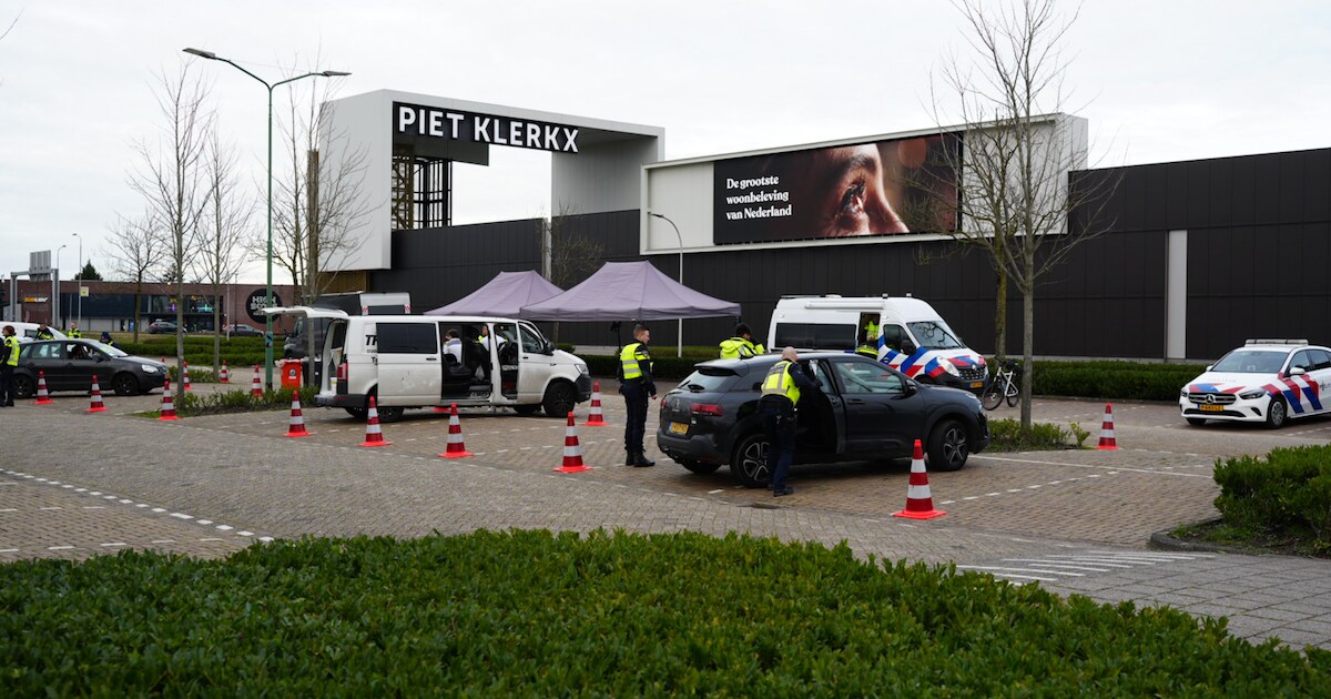 Douane vindt dozen vol vermoedelijk illegale sigaretten in Audi bij grote controle bij N261 in Waalw
