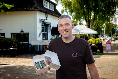 Zijn naam is nog niet bekend, toch viert zanger Rick zijn 10-jarig jubileum in een bomvol café