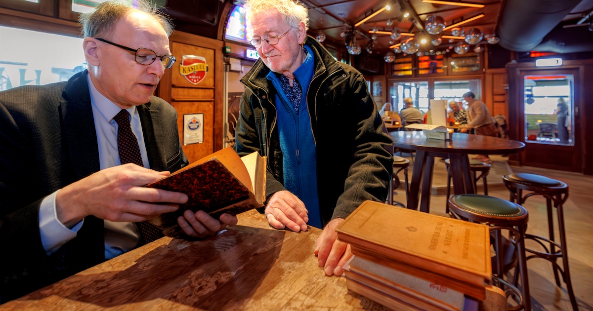 Taxateur beoordeelt oude boeken in Groesbeek