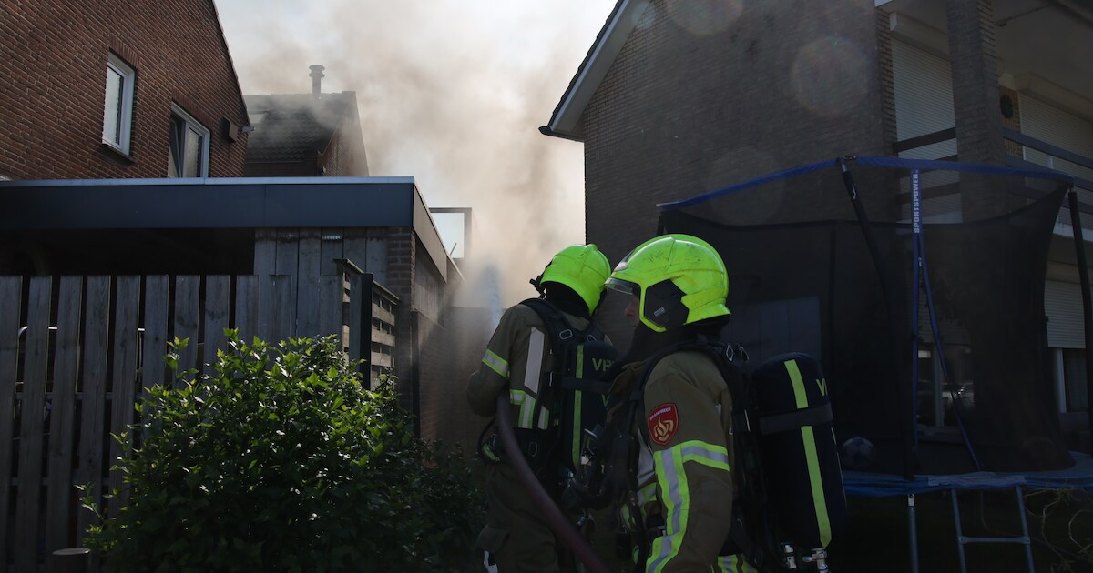 Veel rook bij brand in serre achter woning aan de Nieuweweg in Siebengewald