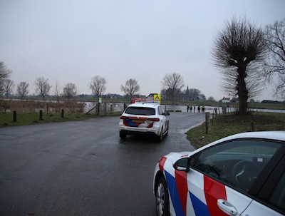 Auto te water in de Maas: hulpdiensten zoeken voertuig en eventueel inzittenden