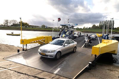 Sinkhole in A12 blijkt goudmijn voor veerpontjes, maar zorgt ook voor irritatie