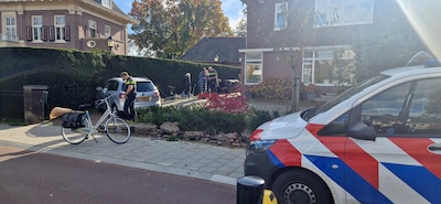 Auto ramt muurtje in de tuin van bewoner: ‘Hij raakte bijna twee fietsers’