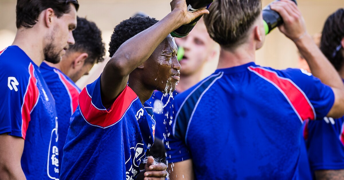 Sporten in de hitte: XXL-bidons van 1,5 liter en jezelf wegen voor en ...