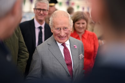 Kaartver­koop­ster houdt zich niet aan etiquette en noemt koning Charles per ongeluk ‘schatje’