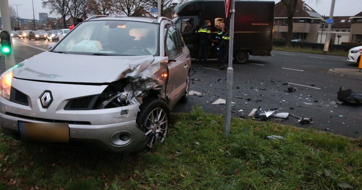 Weg bezaaid met brokstukken na harde botsing auto en pakketbus in Apeldoorn