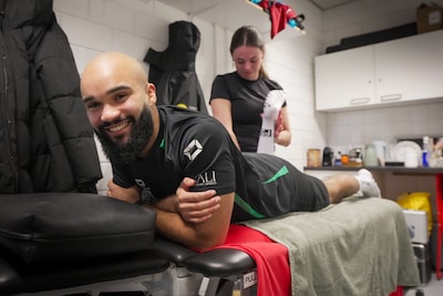 ‘Vrijwillig’ maandenlang aan de kant door knieoperatie: elektricien Johan (22) kiest voor zijn toeko