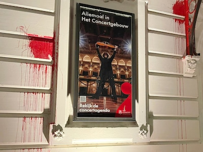 Concertgebouw beklad met rode verf na optreden omstreden Israëlische voorzanger