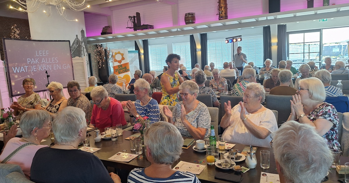 Klas 6a na 66 jaar reünie en een muzikale bingo voor gasten van De Zonnebloem