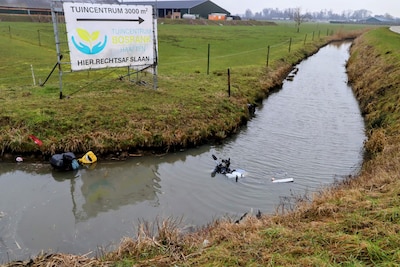 Motorrijder uit de sloot gehaald door brandweer in Haaften