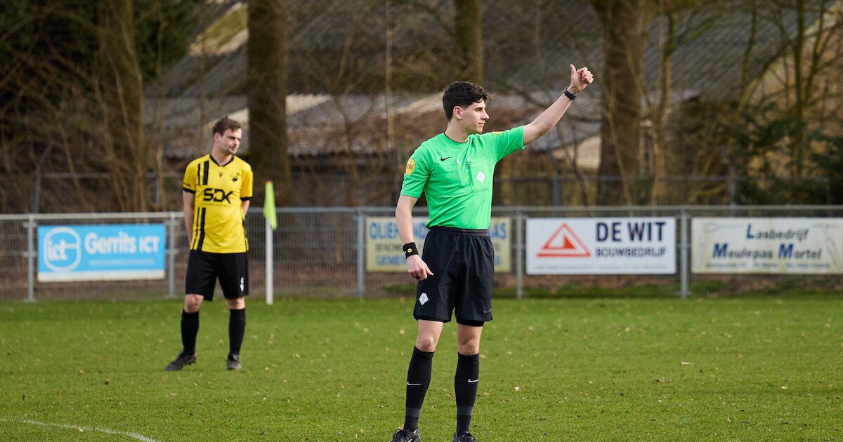 18-jarige scheidsrechter wil richting de Nederlandse top: ‘Ik ben eigenlijk een redelijk verlegen jo
