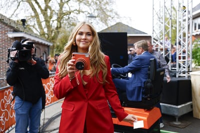 LIVE Koningsdag 2026 | Koninklijke familie met stempelkaart door Dokkum: prins Constantijn fierljept, Amalia maakt foto’s
