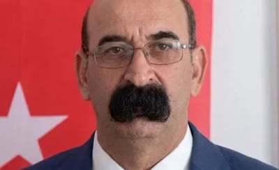 Turkse lokale politicus in één klap wereldberoemd: niet door zijn werk, maar door zijn imposante ‘accessoire’