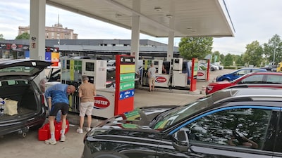 Nederlanders pompen massaal benzine in Duitsland op laatste dag van ‘Tankrabatt’