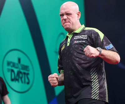 Michael van Gerwen wint prestigestrijd van Gian van Veen en begint uitstekend aan cruciaal jaar met eindzege in Bahrein