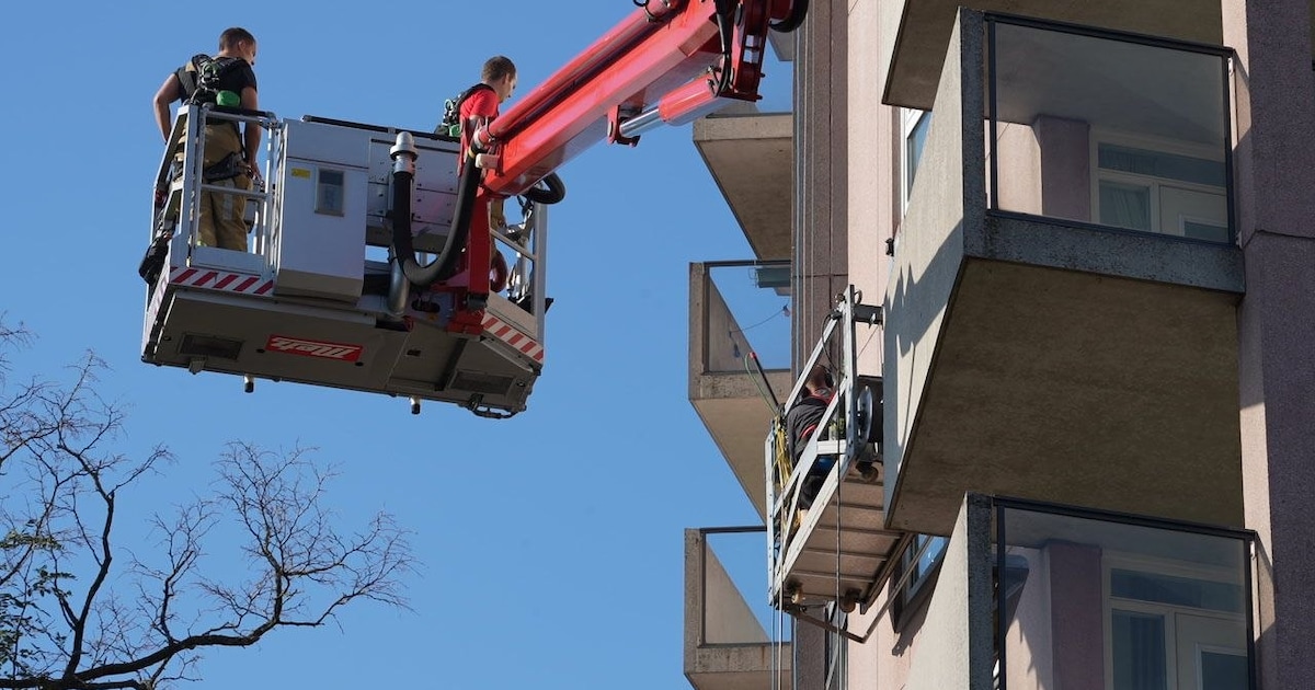 Brandweer redt glazenwasser uit vastgelopen bak op de vijfde verdieping van flatgebouw in Nijmegen