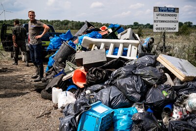 Per uur dreven bijna 64.000 stuks plastic door de Maas: zo’n piek was nog nooit gemeten