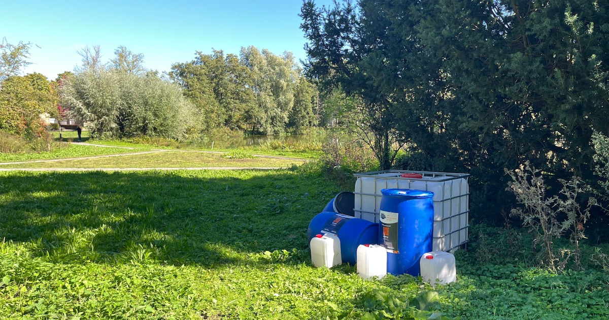 Schrik in hartje Beek en Donk: blauwe vaten en jerrycans blijken expres neergezet door de gemeente