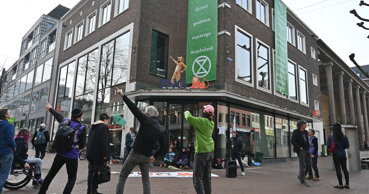 Extinction Rebellion blokkeert ING-kantoor in Nijmegen: bank noemt ...