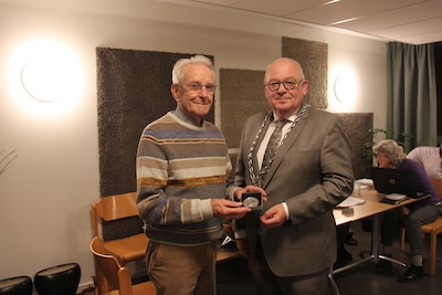 Ode aan prominente Doesburger: erepenning overhandigd