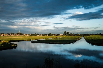 Vandaag veel wolken en enkele buien: na een onstuimige vrijdag wacht een droger en zonniger weekend