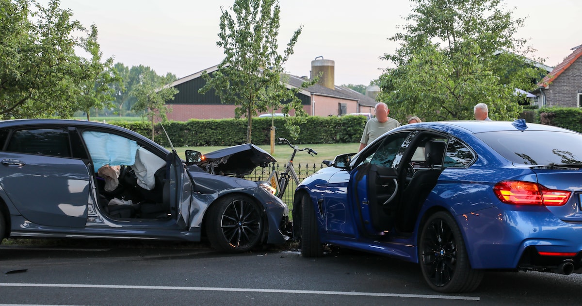 Harde frontale botsing op Arnhemseweg in Renswoude, weg afgesloten.