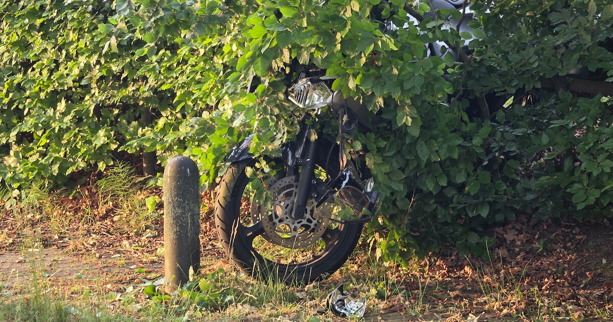 Motor belandt in heg na botsing met auto in Bennekom