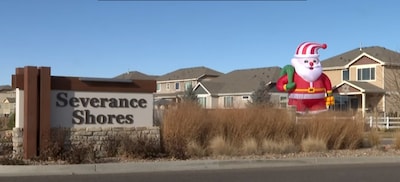 Amerikaanse Dora moet verplicht giganti­sche kerstman uit haar tuin verwijde­ren, dat pikken de buren niet