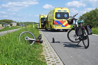 Wielrenner en fietser botsen op Waalbandijk in Tuil