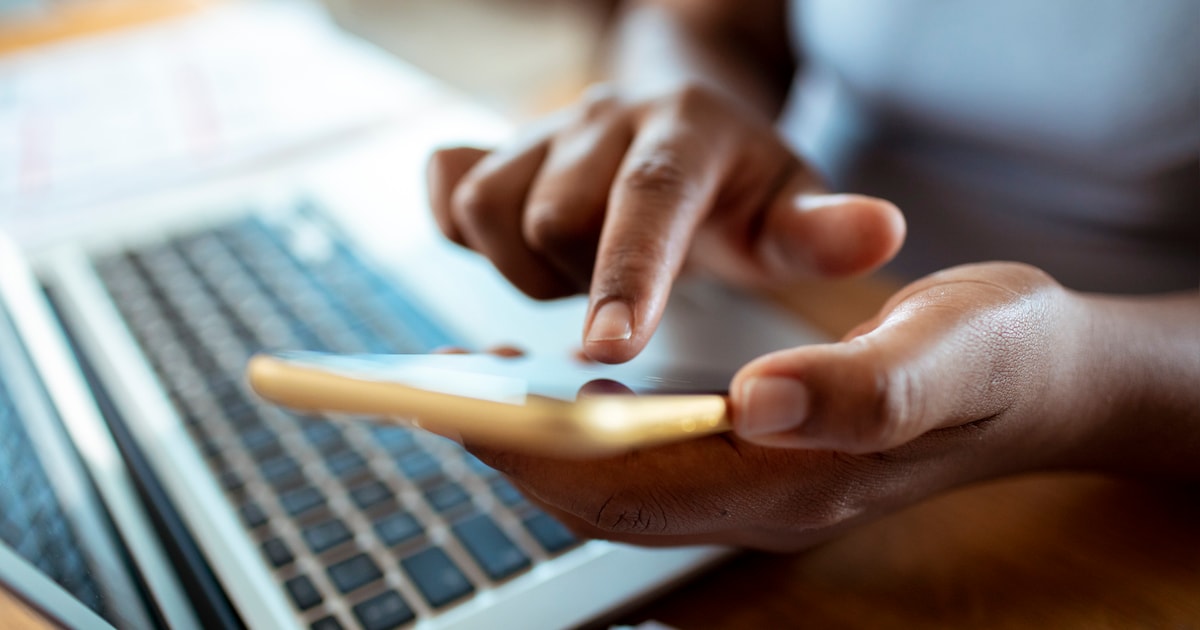 Hulp bij digitaal bankieren in de bibliotheek van Elst
