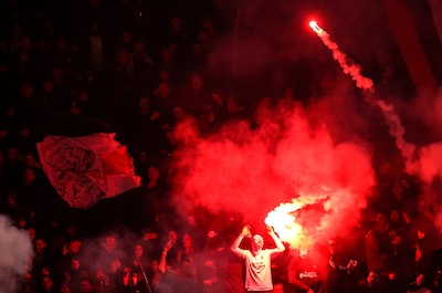 Twee verdachten (17 en 30) gearresteerd om massaal vuurwerk waardoor Ajax-Groningen werd gestaakt