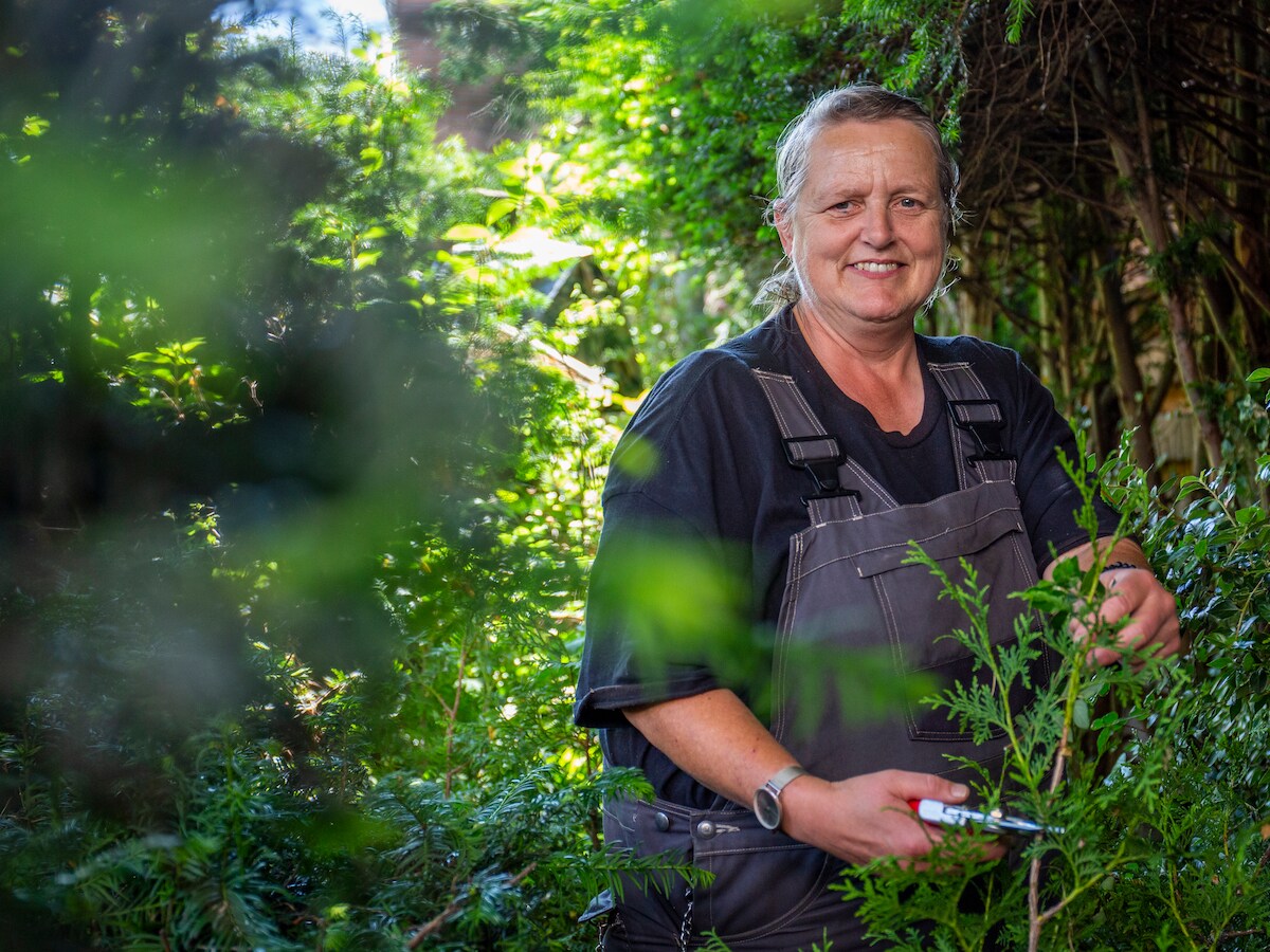 Enige vrouwelijke hovenier in Elst werkt heel precies - Nieuw ...