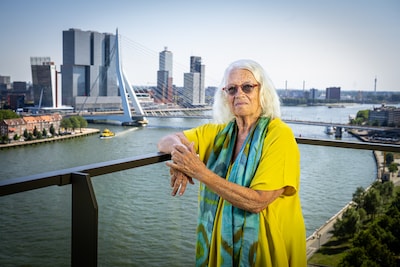 Rotterdamse Ton (77) blijft naar crisisgebieden reizen: ‘Mijn grijze haren dwingen respect af’
