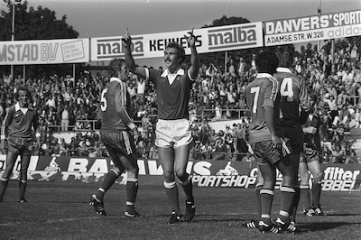 ‘Een laatste groet aan Leo’: standbeeld voor Mister FC Utrecht onthuld in de Galgenwaard