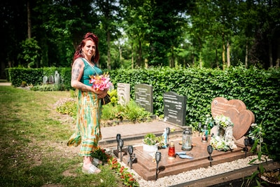 Bloemen van Chantal worden elke keer weggehaald bij het graf van haar vader, maar dan komt ze in actie