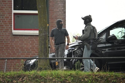 Agenten in kogelwerende vesten bij woning, politiehelikopter cirkelt boven Lobith na melding over pe