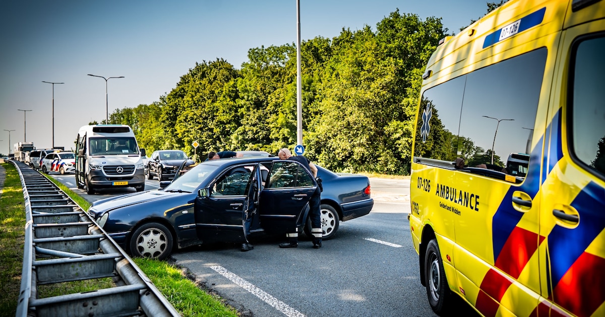 Automobilist botst tegen vangrail aan bij afrit van A18 bij Didam